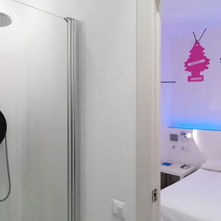 Chic & Basic Tallers Guest house 3*